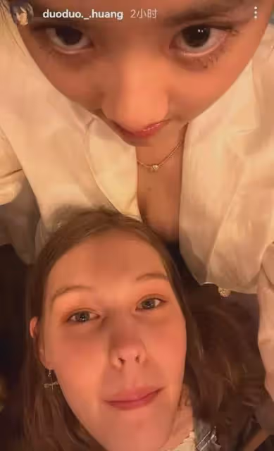 黃磊女兒多多爬長城錄視頻,說話嘴歪得明顯看著有些奇怪