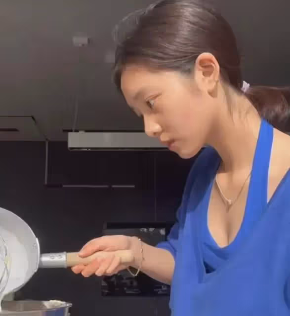 黃磊女兒多多爬長城錄視頻,說話嘴歪得明顯看著有些奇怪