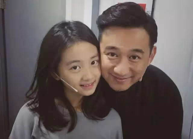 黃磊女兒多多爬長城錄視頻,說話嘴歪得明顯看著有些奇怪