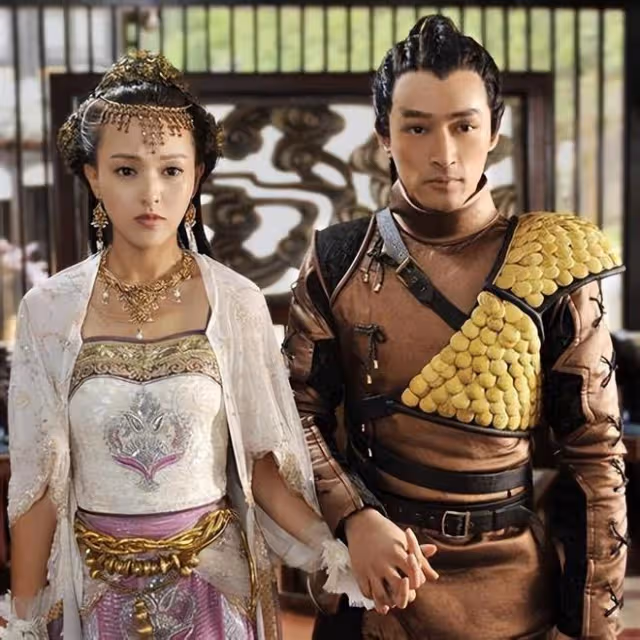 唐嫣女兒小小糖曝光!跟姥爺一起探望胡歌一家,身高已及姥爺腰部