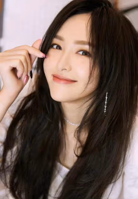 唐嫣女兒小小糖曝光!跟姥爺一起探望胡歌一家,身高已及姥爺腰部