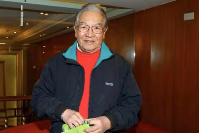 86歲丁強下葬現場照曝光,愛妻磕頭痛哭跪別,兒子親撒骨灰入土