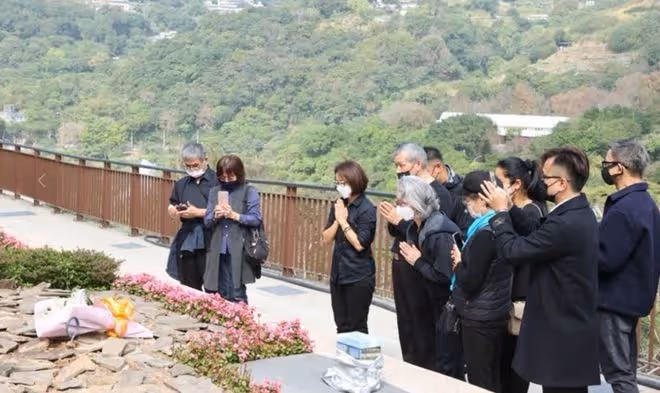 86歲丁強下葬現場照曝光,愛妻磕頭痛哭跪別,兒子親撒骨灰入土
