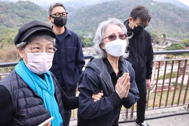 86歲丁強下葬現場照曝光,愛妻磕頭痛哭跪別,兒子親撒骨灰入土