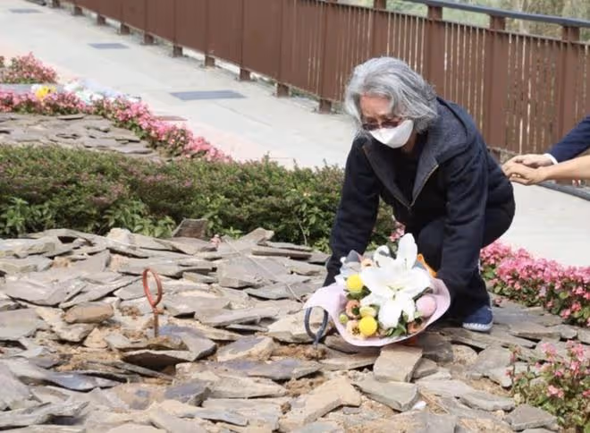 86歲丁強下葬現場照曝光,愛妻磕頭痛哭跪別,兒子親撒骨灰入土