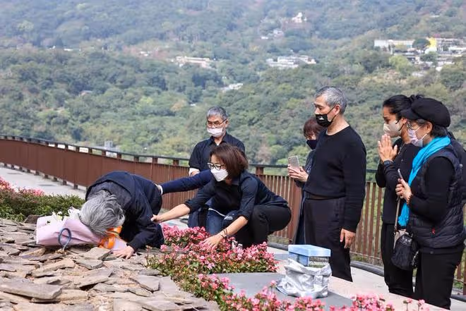 86歲丁強下葬現場照曝光,愛妻磕頭痛哭跪別,兒子親撒骨灰入土