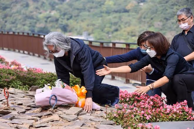 86歲丁強下葬現場照曝光,愛妻磕頭痛哭跪別,兒子親撒骨灰入土
