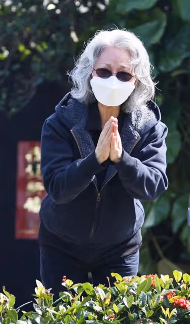 86歲丁強下葬現場照曝光,愛妻磕頭痛哭跪別,兒子親撒骨灰入土