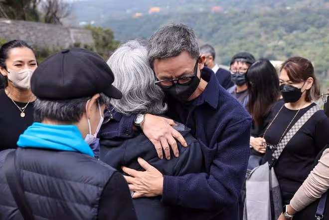 86歲丁強下葬現場照曝光,愛妻磕頭痛哭跪別,兒子親撒骨灰入土