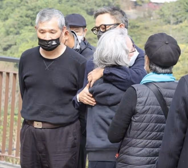 86歲丁強下葬現場照曝光,愛妻磕頭痛哭跪別,兒子親撒骨灰入土