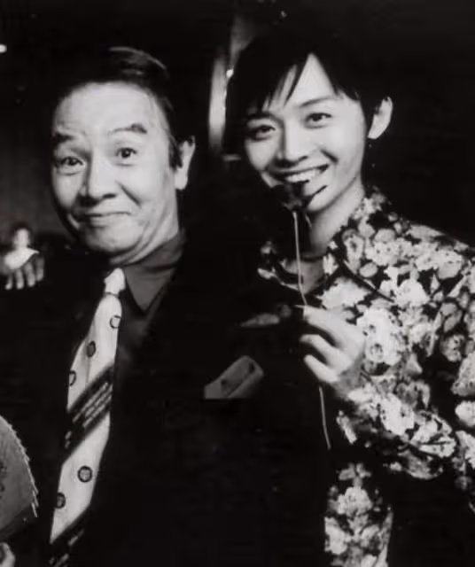 86歲丁強下葬現場照曝光,愛妻磕頭痛哭跪別,兒子親撒骨灰入土