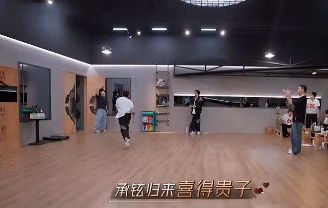 戚薇產後未瘦至90斤壓力大,脫髮嚴重頭皮清晰可見,髮際線上移