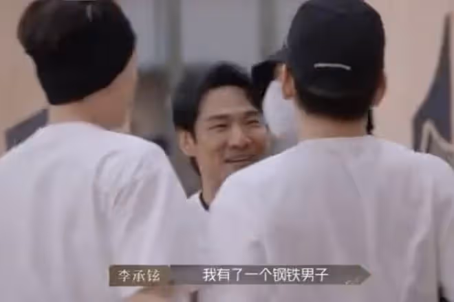 戚薇產後未瘦至90斤壓力大,脫髮嚴重頭皮清晰可見,髮際線上移