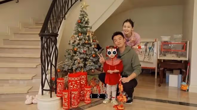 鄭愷和苗苗兩家團聚,十口人有六口在替他們看孩子,小兩口也很忙