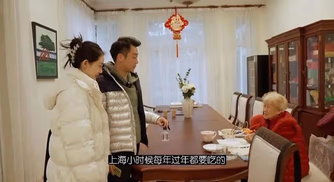 鄭愷和苗苗兩家團聚,十口人有六口在替他們看孩子,小兩口也很忙