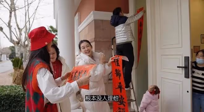 鄭愷和苗苗兩家團聚,十口人有六口在替他們看孩子,小兩口也很忙
