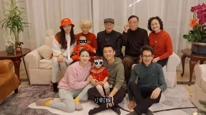 鄭愷和苗苗兩家團聚,十口人有六口在替他們看孩子,小兩口也很忙