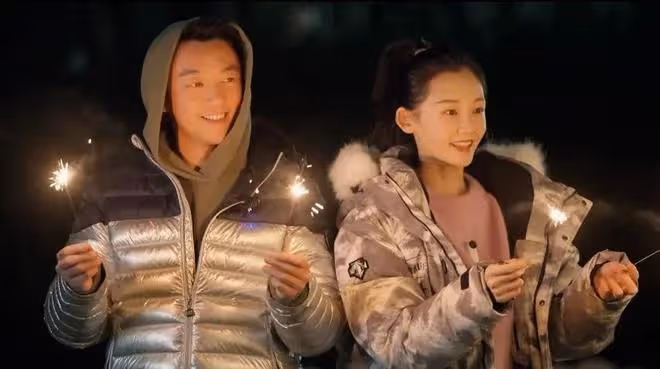 鄭愷和苗苗兩家團聚,十口人有六口在替他們看孩子,小兩口也很忙