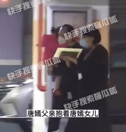 唐嫣爸媽帶孫女現身醫院,探望胡歌老婆和女兒,緊拉姥爺手太可愛