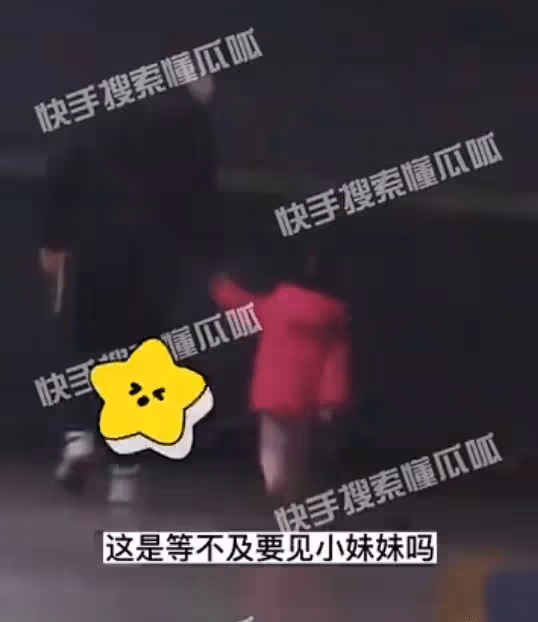 唐嫣爸媽帶孫女現身醫院,探望胡歌老婆和女兒,緊拉姥爺手太可愛