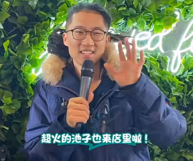 76歲高雄移居加拿大,出席活動鬚髮皆白,張柏芝姐姐罕露面身材好