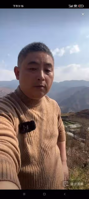 王胖在直播間對姐夫哥所述進行回擊，情緒很不穩定，期間還爆粗口