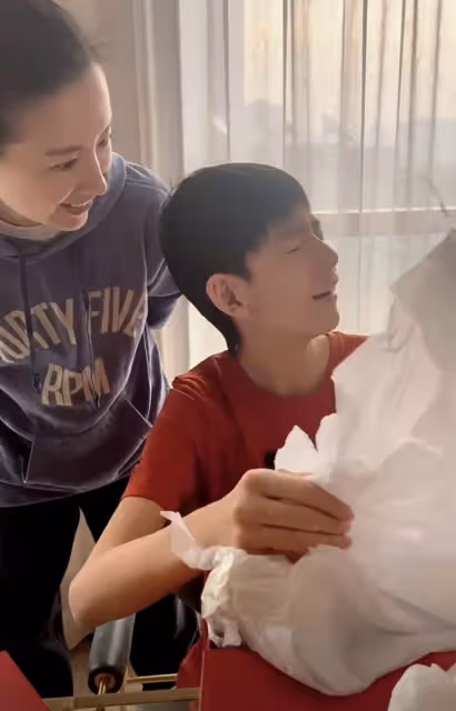 董潔冒充粉絲送兒子手機當生日禮物,14歲頂頂又哭又笑,畫風喜感
