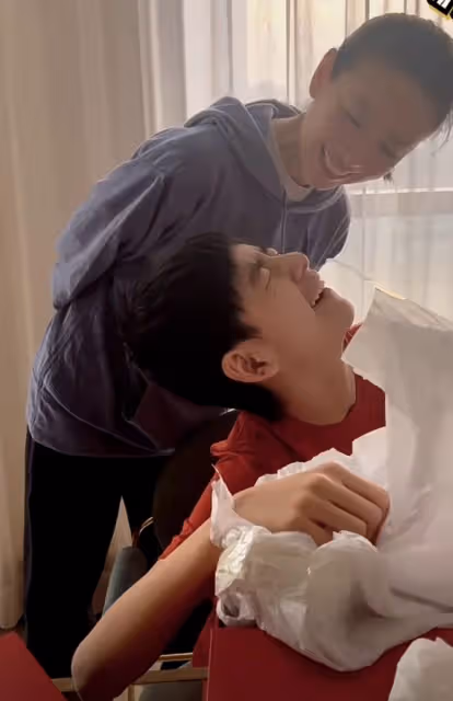 董潔冒充粉絲送兒子手機當生日禮物,14歲頂頂又哭又笑,畫風喜感