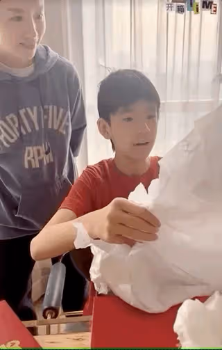 董潔冒充粉絲送兒子手機當生日禮物,14歲頂頂又哭又笑,畫風喜感