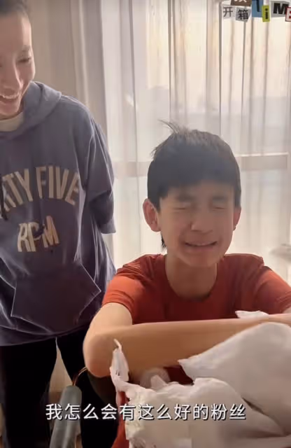 董潔冒充粉絲送兒子手機當生日禮物,14歲頂頂又哭又笑,畫風喜感
