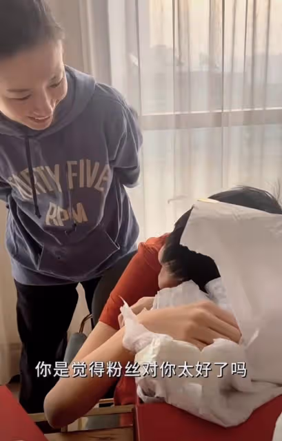 董潔冒充粉絲送兒子手機當生日禮物,14歲頂頂又哭又笑,畫風喜感