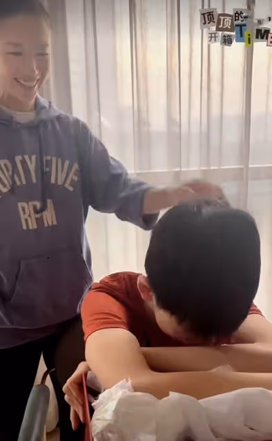 董潔冒充粉絲送兒子手機當生日禮物,14歲頂頂又哭又笑,畫風喜感