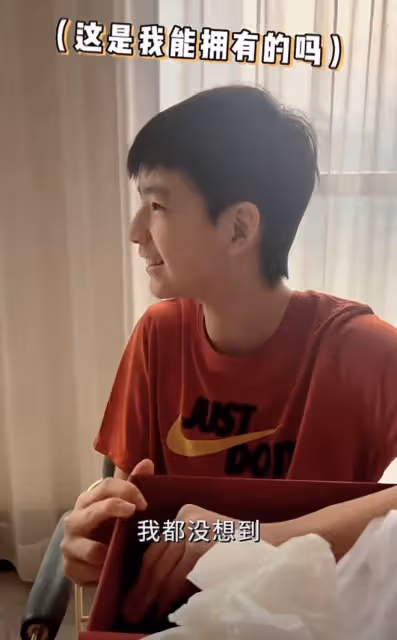 董潔冒充粉絲送兒子手機當生日禮物,14歲頂頂又哭又笑,畫風喜感