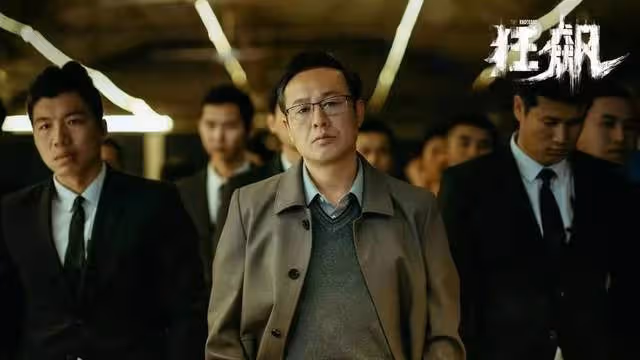 張頌文遭粉絲圍堵，滿臉疲態白髮搶眼，唐小龍貼身保護阻止拍照