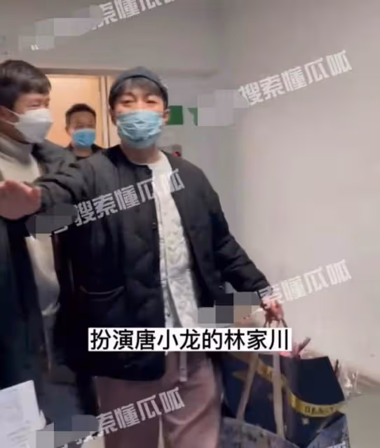 張頌文遭粉絲圍堵，滿臉疲態白髮搶眼，唐小龍貼身保護阻止拍照
