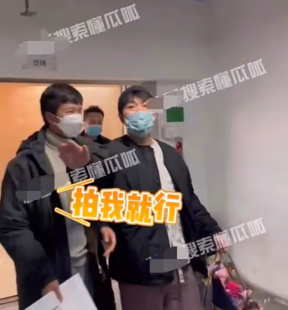 張頌文遭粉絲圍堵，滿臉疲態白髮搶眼，唐小龍貼身保護阻止拍照