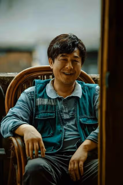 張頌文遭粉絲圍堵，滿臉疲態白髮搶眼，唐小龍貼身保護阻止拍照