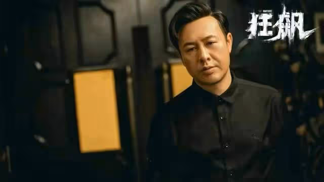張頌文遭粉絲圍堵,滿臉疲態白髮搶眼,唐小龍貼身保護阻止拍照