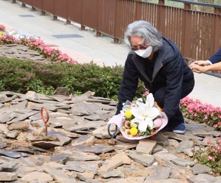 86歲著名演員丁強去世,家人舉行樹葬,兒子親撒骨灰,李璇痛哭