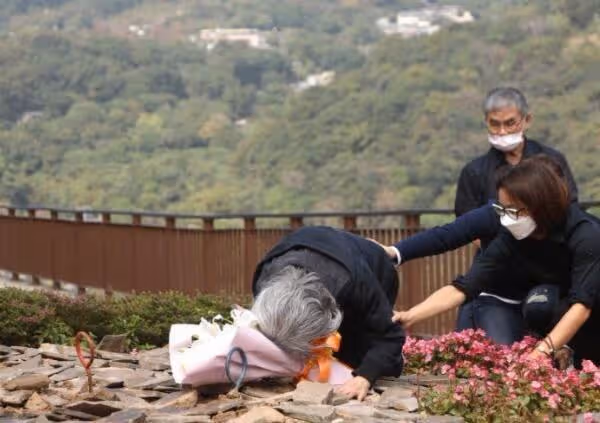 86歲著名演員丁強去世,家人舉行樹葬,兒子親撒骨灰,李璇痛哭