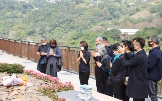 86歲著名演員丁強去世,家人舉行樹葬,兒子親撒骨灰,李璇痛哭