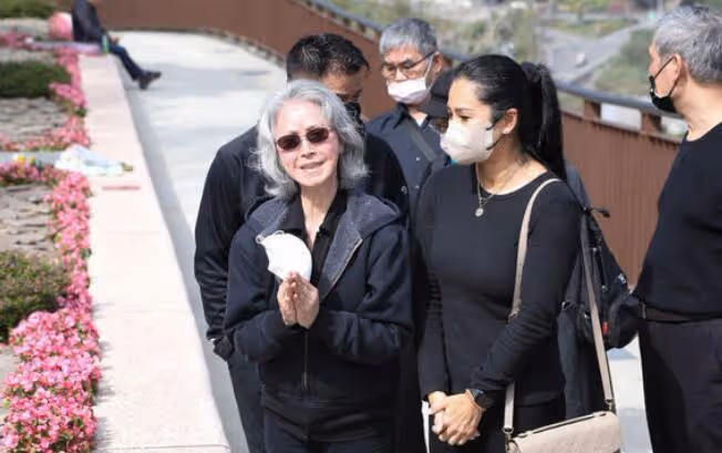 86歲著名演員丁強去世,家人舉行樹葬,兒子親撒骨灰,李璇痛哭