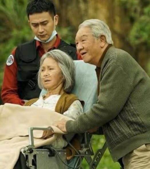 86歲著名演員丁強去世,家人舉行樹葬,兒子親撒骨灰,李璇痛哭