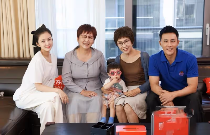 杜淳老婆否認懷二胎,女兒被指像奶奶,王燦忙夸婆婆年輕時漂亮