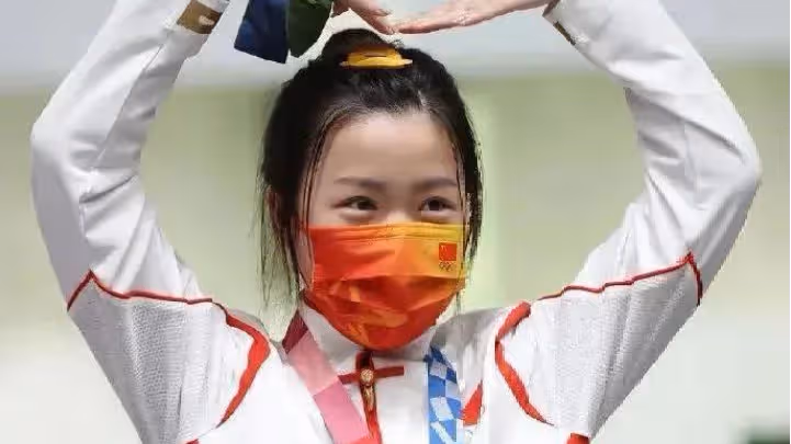 奧運冠軍楊倩罕見曬性感照，疑似進入娛樂圈，網友卻表示理解！