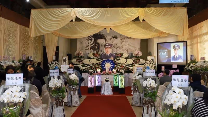 終身不婚顧雙親,兵家綺慟別83歲失智父,告別式上泣不成聲,揭最後孝舉:替父親圓夢!