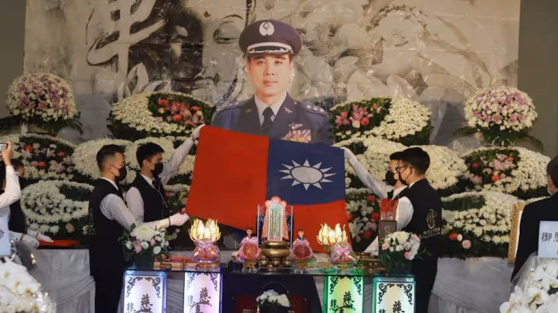 終身不婚顧雙親,兵家綺慟別83歲失智父,告別式上泣不成聲,揭最後孝舉:替父親圓夢!