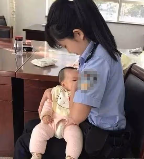 被告媽出庭,寶寶餓到哭,暖法警當眾「解開制服」親喂奶,網友直呼:太有愛心了!