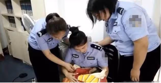 被告媽出庭,寶寶餓到哭,暖法警當眾「解開制服」親喂奶,網友直呼:太有愛心了!