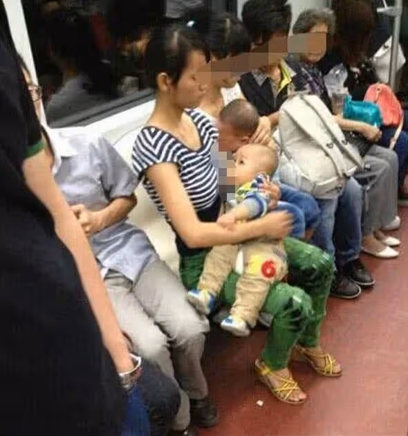 她獨自帶娃出行,半路車廂餵母乳,一旁大媽不爽,怒轟她不知羞恥「餓一下不會死」列車長處置被讚爆